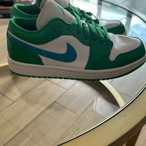 Green and blue women’s Nike Jordan’s size 8.5! Never worn:) excellent condition